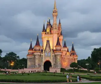 Pimentel ocultou acréscimo de R$ 600 mil no custo para Curitiba sediar o Natal da Disney em 2026.