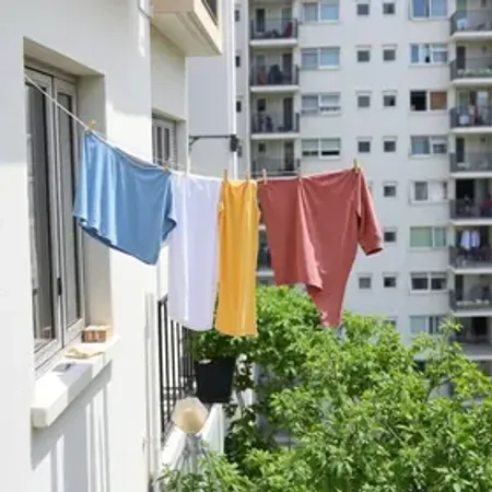 Moradores poderão receber multas por estender roupas na sacada; o valor pode chegar a 10 vezes a taxa do condomínio.