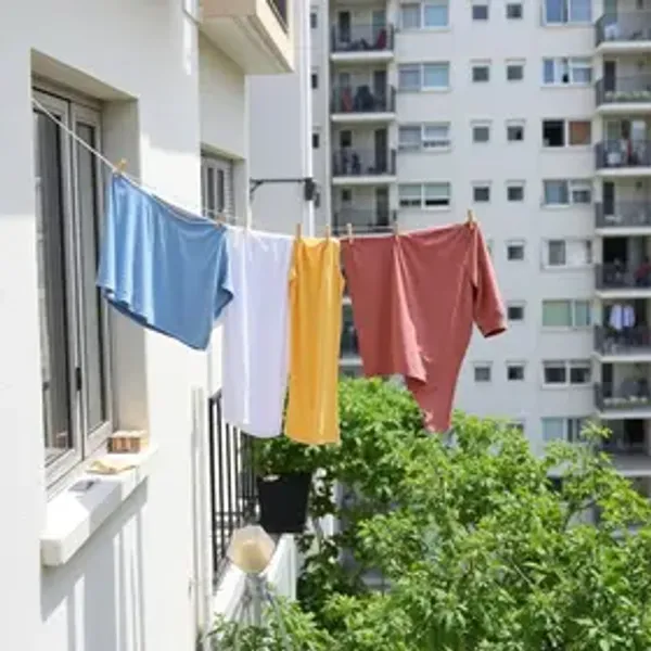 Moradores poderão receber multas por estender roupas na sacada; o valor pode chegar a 10 vezes a taxa do condomínio.