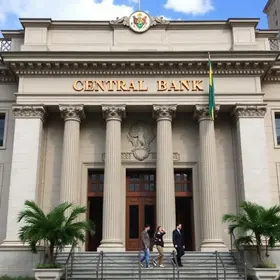 Banco Central faz alerta e brasileiros correm para sacar
